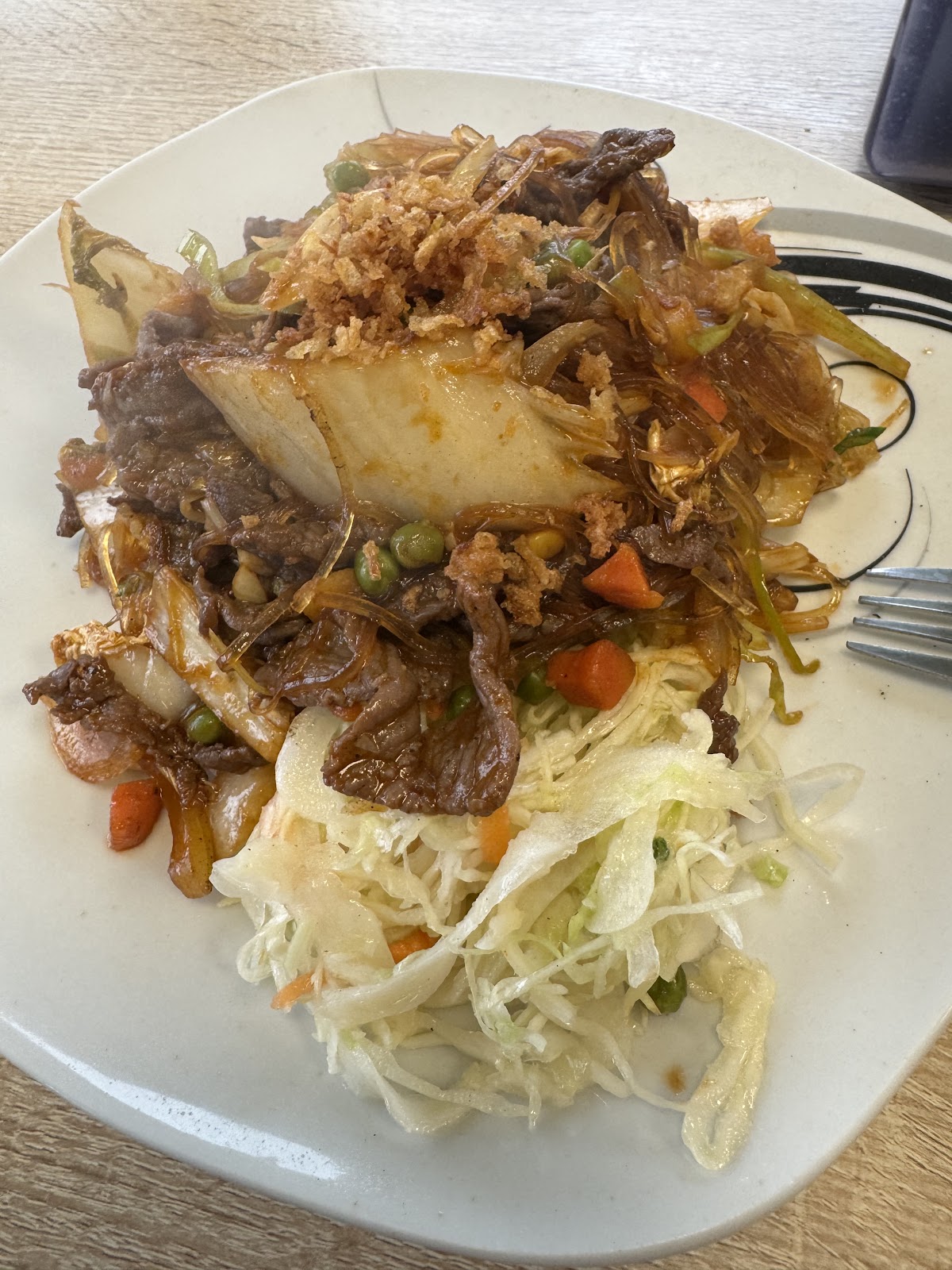 Wołowina z makaronem i warzywami